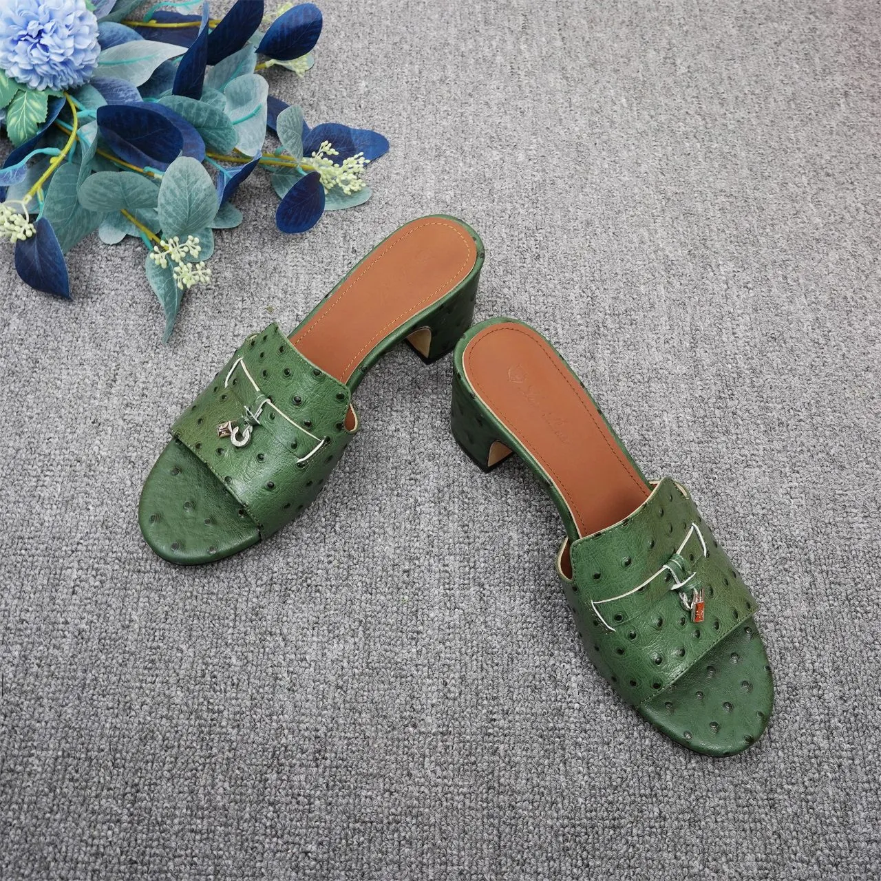👟👟Ex-factory price 440👟👟 Genuine leather sole +30 suede sheepskin slippers with a strap decorated with Loro Piana My Charms charms and decorated with tone-on-tone stitching. Sophisticated and feminine, it pairs well with both city and resort looks. For those looking for an elegant upgrade, the summer glamor slipper is known for its slim open-back silhouette. size: 35-44 (custom-made sizes 43 and 44 are non-returnable) Upper: imported suede sheep leather (sheep), cowhide ostrich pattern, cowhide snake pattern Lining: imported high-grade mixed sheep silk Heel height: 5.5CM